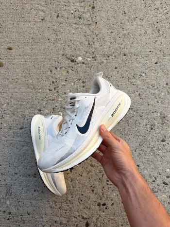 Nike Vomero 18 Running Shoes usato