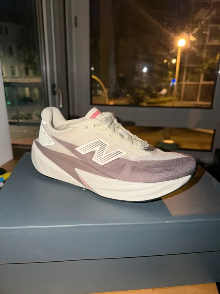 Käytetty New Balance FuelCell Rebel v5 bike — kuva 2 / 5