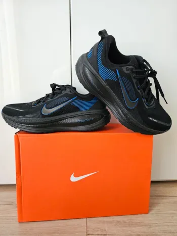 Nike Vomero 18 Running Shoes usato