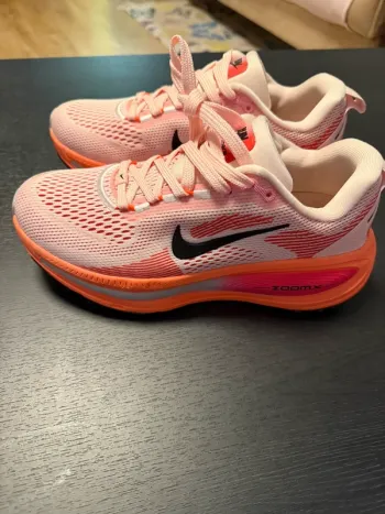 Used Nike Vomero 18 Running Shoes