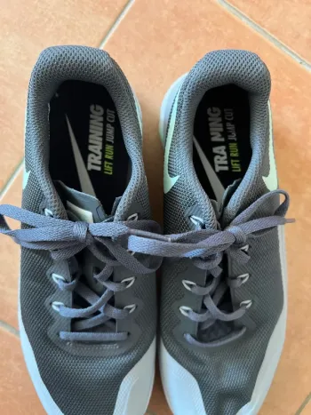 Nike Training Sneaker 40.5 bike usato — immagine 3 di 10