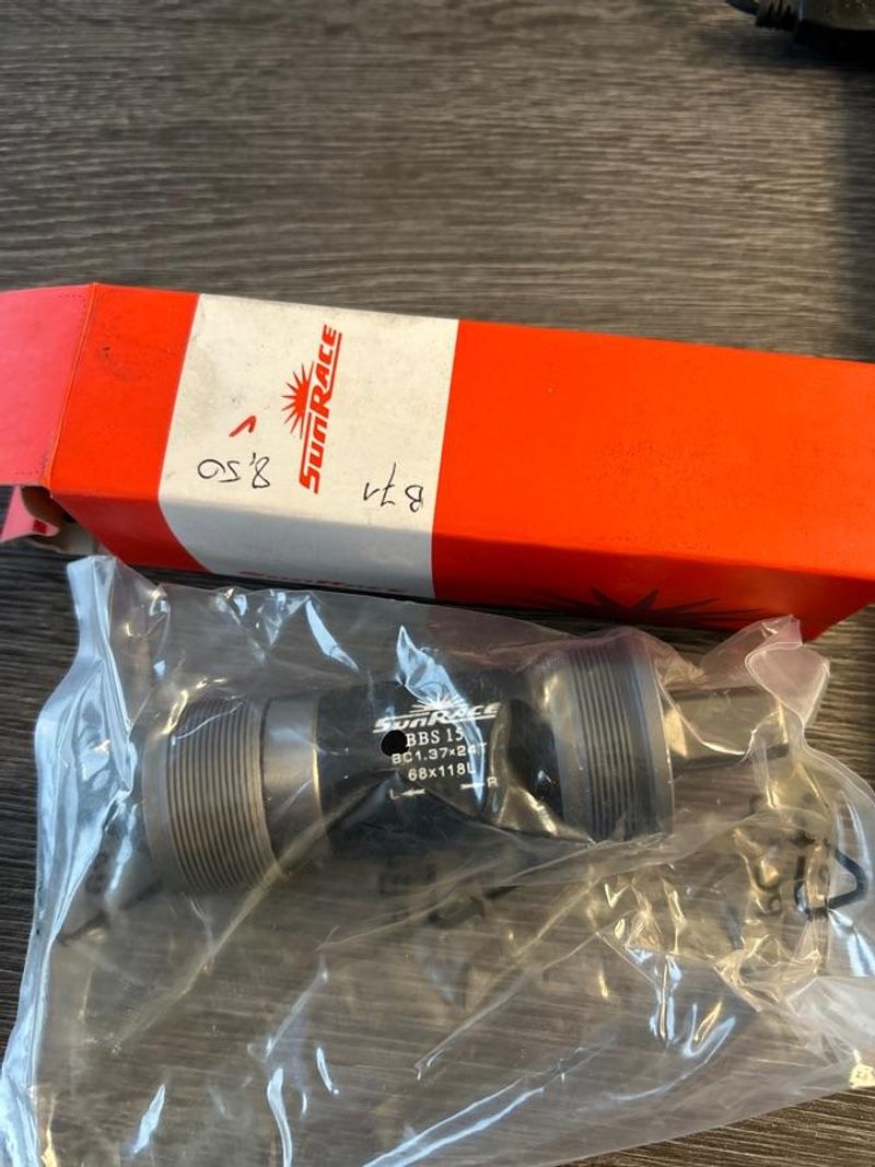 Použité Sunrace Boîtier pédalier BBS15 Bc1.37 68-118 Drivetrain & Pedals