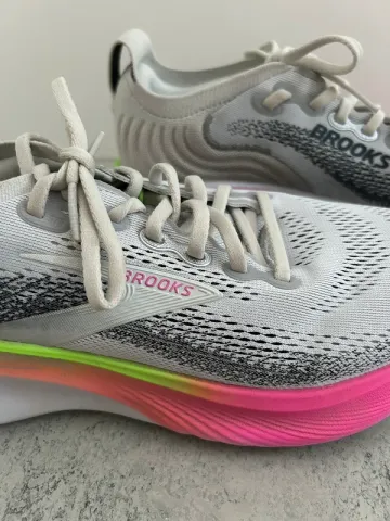 Brooks Adrenaline GTS Running Shoes usato