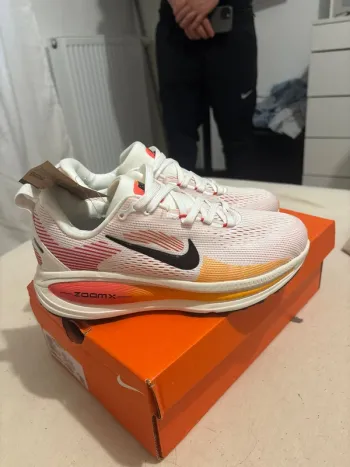 Used Nike Vomero 18 Running Shoes