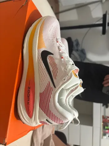 Nike Vomero 18 bike usato — immagine 4 di 5