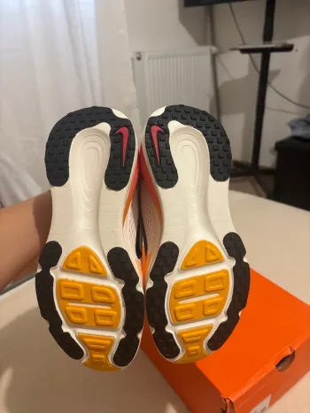 Nike Vomero 18 bike usato — immagine 3 di 5