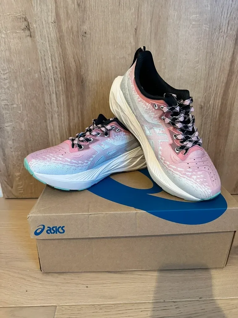 Asics Novablast 4 bike usato — immagine 2 di 3