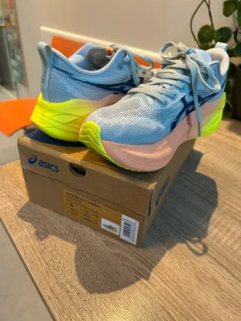 Käytetty Asics Superblast 2 Paris Running Shoes