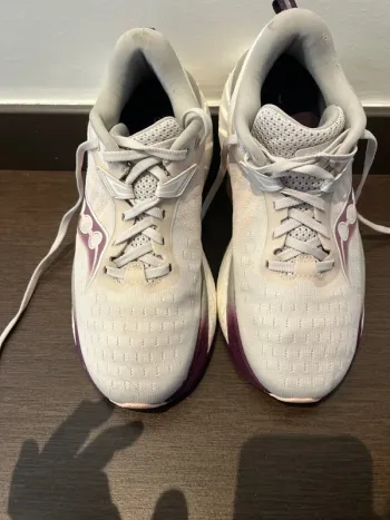 Used Saucony Running Shoes bike — image 3 of 7