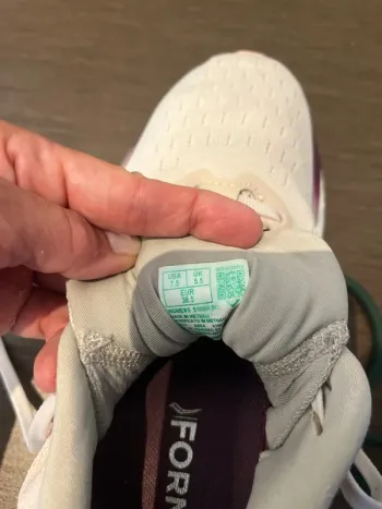 Used Saucony Running Shoes bike — image 2 of 7