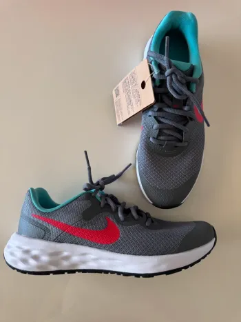 Verde Revolution 6 Running Shoes usato
