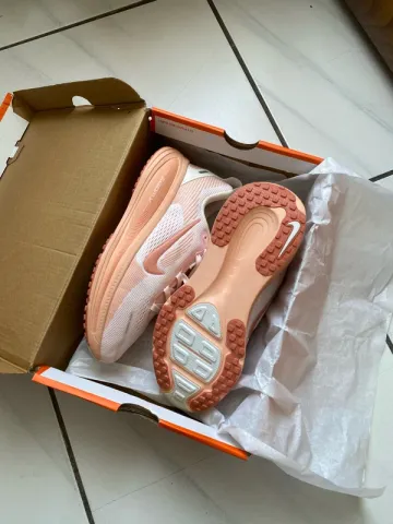 Brugt Rose Vomero 18 Running Shoes