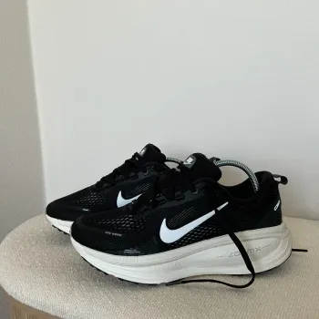 Nike Vomero 18 Running Shoes usato