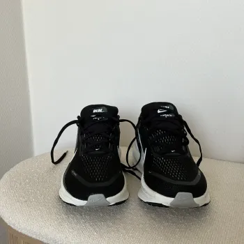Nike Vomero 18 bike usato — immagine 2 di 9
