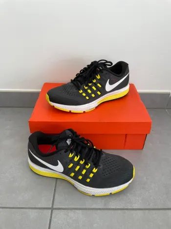 Nike Air Zoom Vomero Running Shoes usato