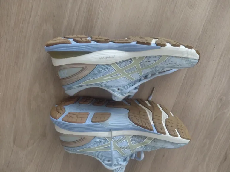 Used Asics Gel Nimbus 21 bike — image 2 of 5
