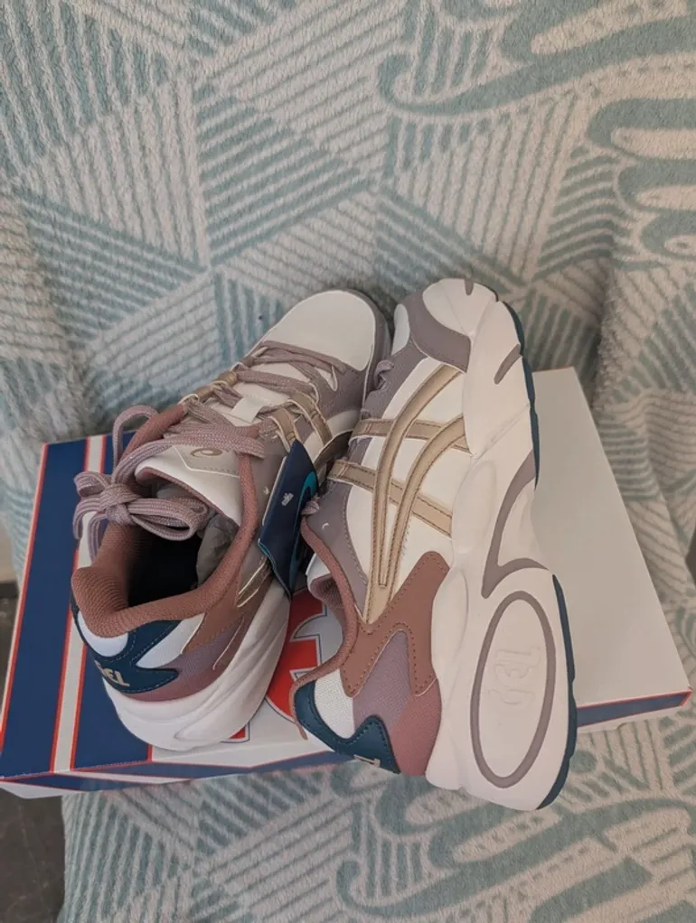 Used Asics Gel bike — image 3 of 7