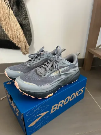 Used Brooks Cascadia 20 Running Shoes