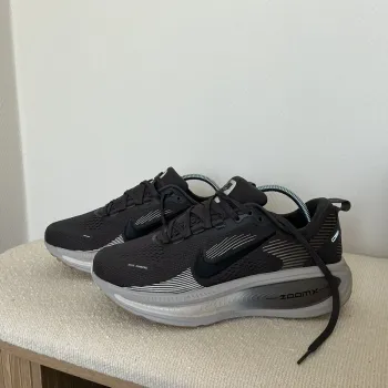 Used Nike Vomero 18 Running Shoes
