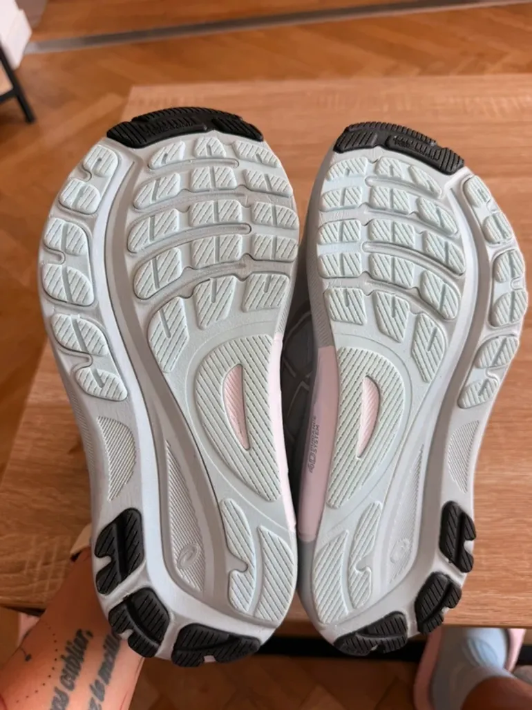 Used Asics Running Shoes bike — image 4 of 4