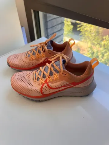 Orange Trail Running Shoes usato