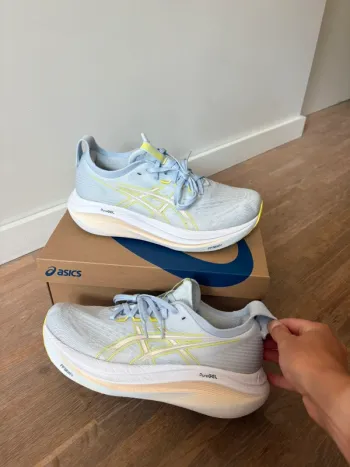 Used Asics Gel-Nimbus 27 Running Shoes