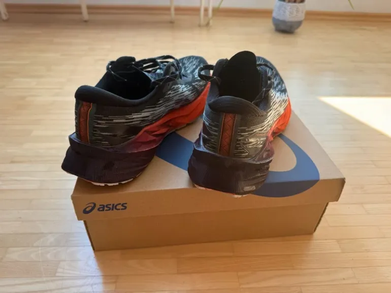 Used Asics Novablast 3 TR bike — image 3 of 7