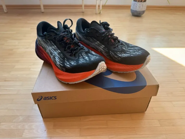 Used Asics Novablast 3 TR bike — image 2 of 7