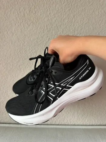 Used Asics GT-2000 14 Running Shoes