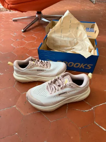 Used Brooks Cascadia 20 Running Shoes