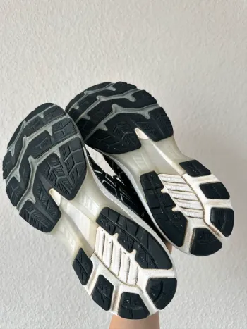 Used Asics Gel Kayano 27 bike — image 4 of 5