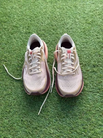 Used Saucony Guide 18 Running Shoes