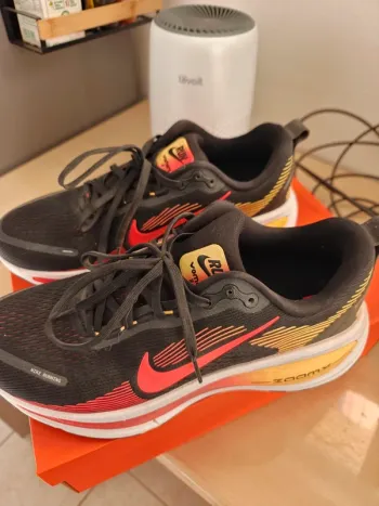 Used Nike Vomero 18 Running Shoes