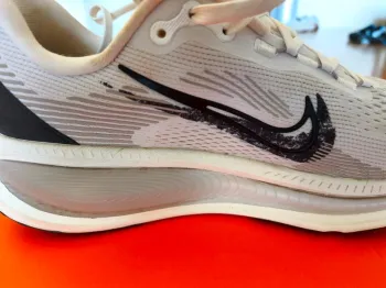 Nike Vomero 18 Run bike usato — immagine 4 di 6