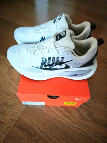 Nike Vomero 18 Run Running Shoes usato