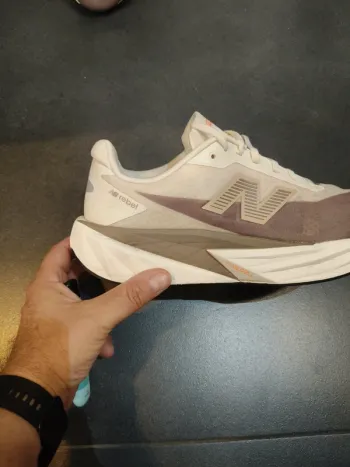 Käytetty New Balance Fuel Cell Rebel v5 bike — kuva 3 / 9