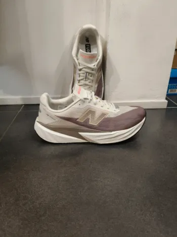 Käytetty New Balance Fuel Cell Rebel v5 Running Shoes