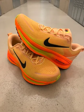 Nike Vomero 18 Running Shoes usato