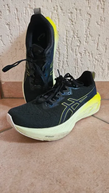 Asics Novablast 3 Running Shoes usato