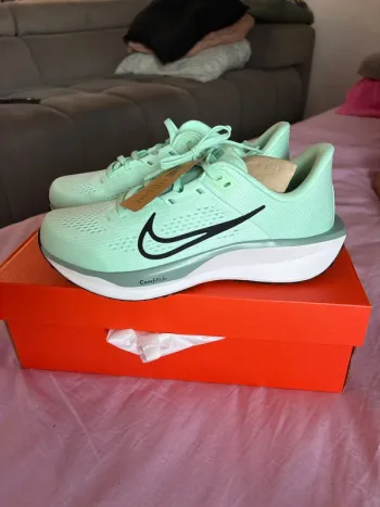 Używany Nike Quest 6 Running Shoes