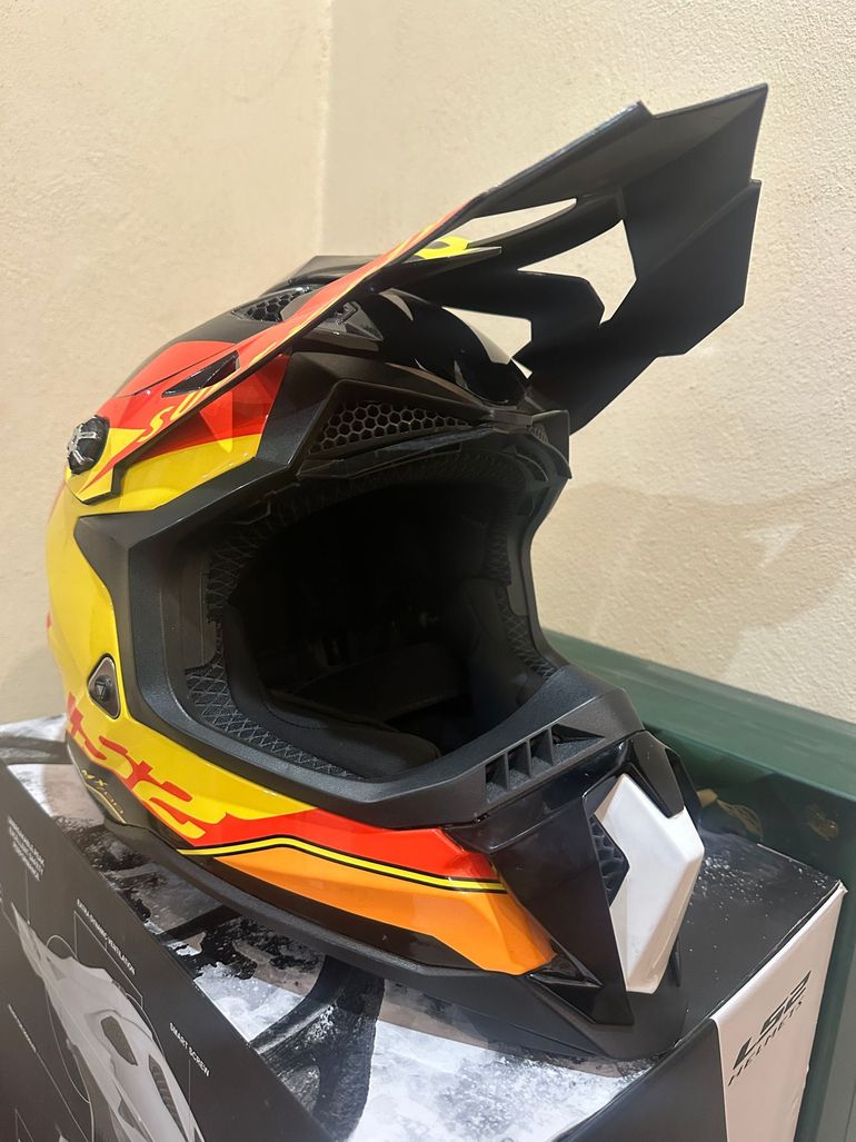 Tweedehands ls2 Helmet 2025 bike — afbeelding 4 van 6