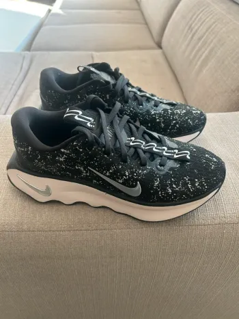 Used Nike Walking Shoes bike — image 2 of 6