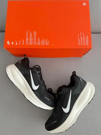Used White Vomero 18 Running Shoes