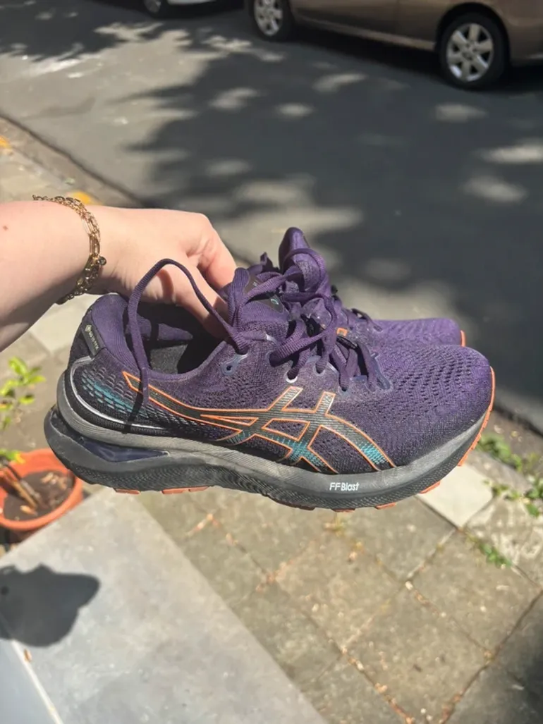 Used Asics Gel Cumulus 24 GTX bike — image 2 of 9
