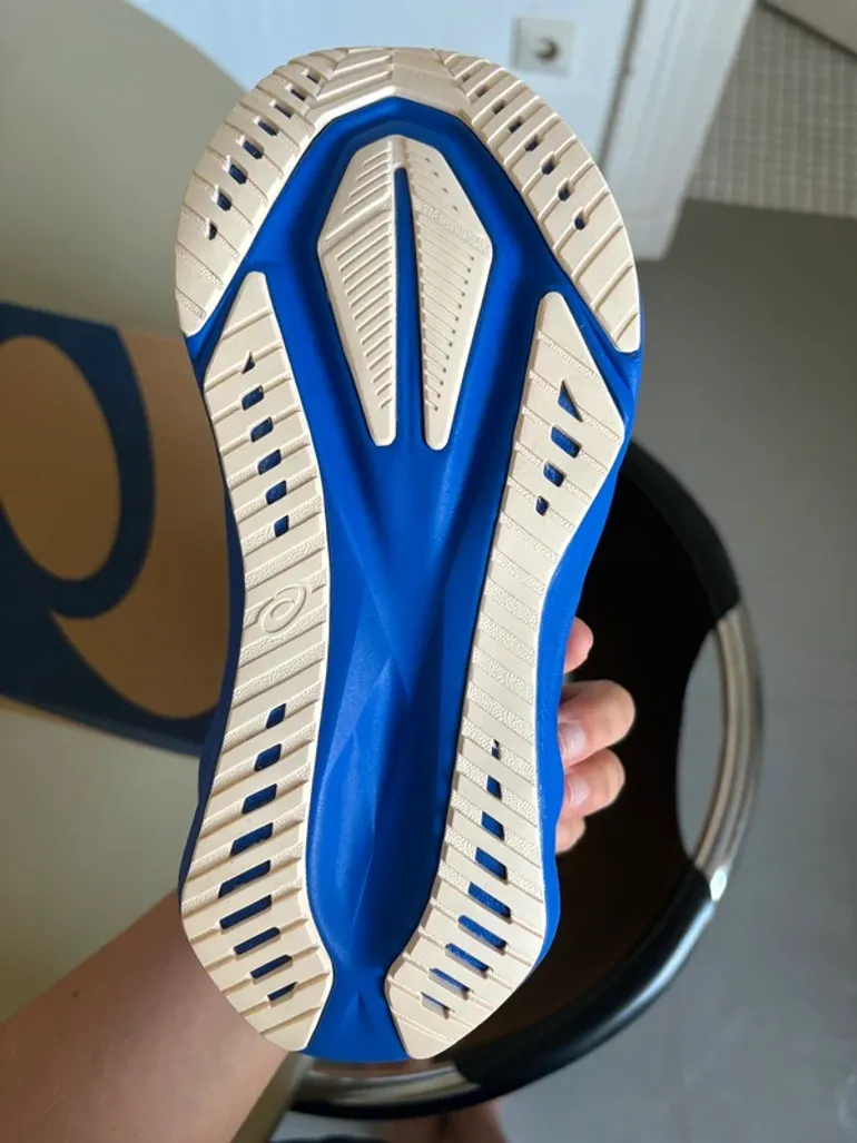 Used Asics Novablast 5 bike — image 4 of 9