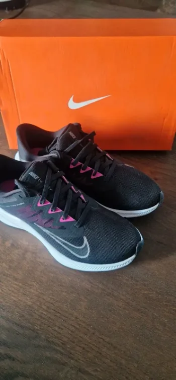 Brugt Nike Quest 3 Running Shoes