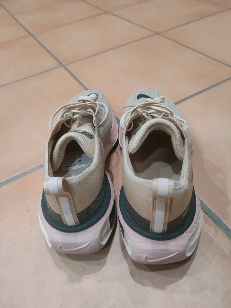 Used Nike ZoomX Invincible Run 3 bike — image 5 of 11