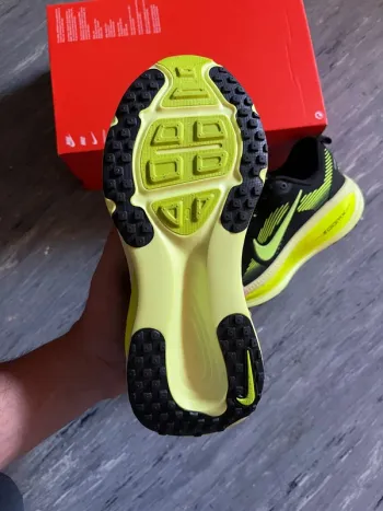Used Nike Vomero 18 bike — image 7 of 8