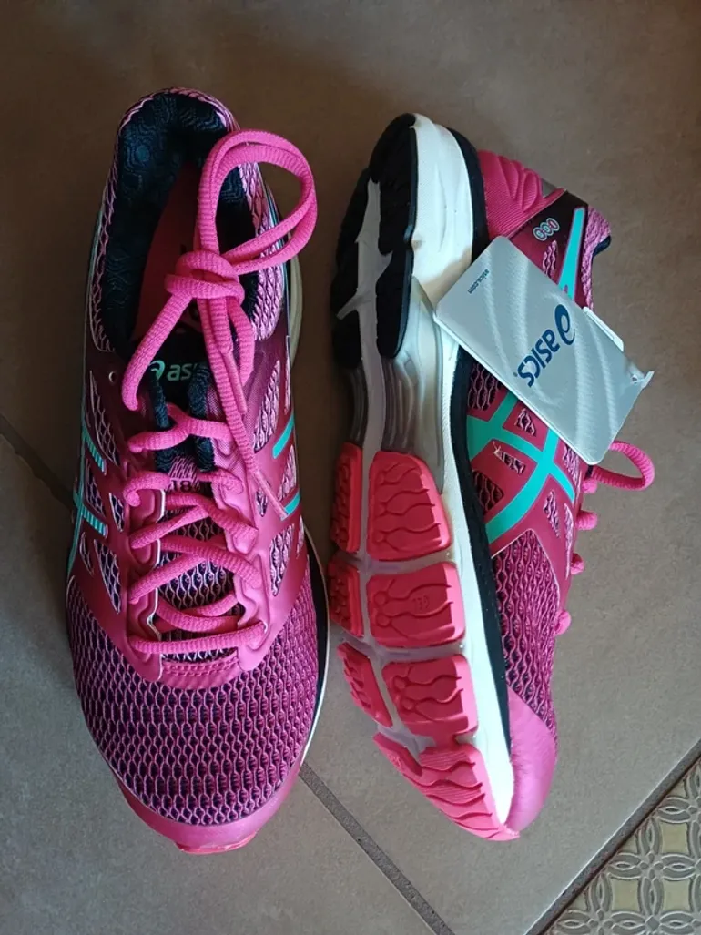 Used Asics Running Shoes bike — image 2 of 2