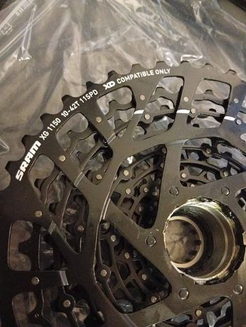 Sram XG-1150 Cassette Drivetrain & Pedals usato